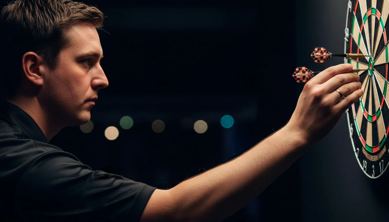 Dartspeler concentreert zich op de triple-20 onder fel podiumlicht