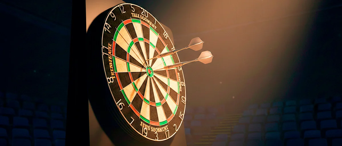 Dartbord verlicht door spotlights in een professionele dartarena